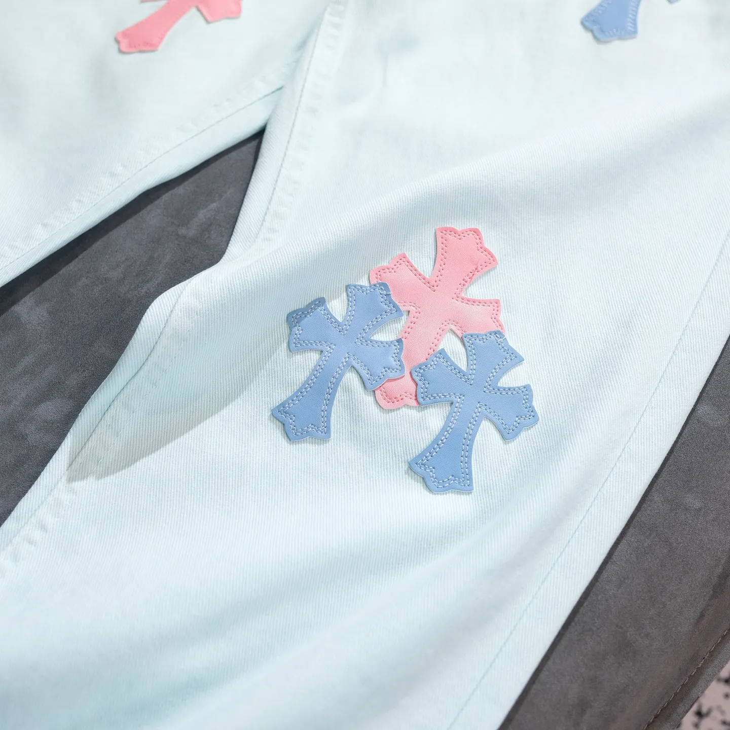 P260 Chrome Hearts light blue blue trousers, pink and blue patchwork leather couple's best friend jeans. CH jeans need to be washed and then disassembled and hand-stitched with sheepskin cross leather and then spliced ​​together. The whole piece has too many craftsmanship to explain. The patches are decorated with cross flowers, and the high-waisted washed jeans! ! Absolutely high-end luxury products, god-level single products and super popular products, made with top heavy industry, a must-see magic weapon. Customized hardware. The fabric is thick and soft after washing. It has good breathability. Customized small leather label. Unique design. The details are simple and elegant, and the workmanship is exquisite. The entire trousers are neatly routed and the details are in place! It’s so cool that both men and women can easily control the genderless trend! Color: Picture color Size: 28 30 32 34 36